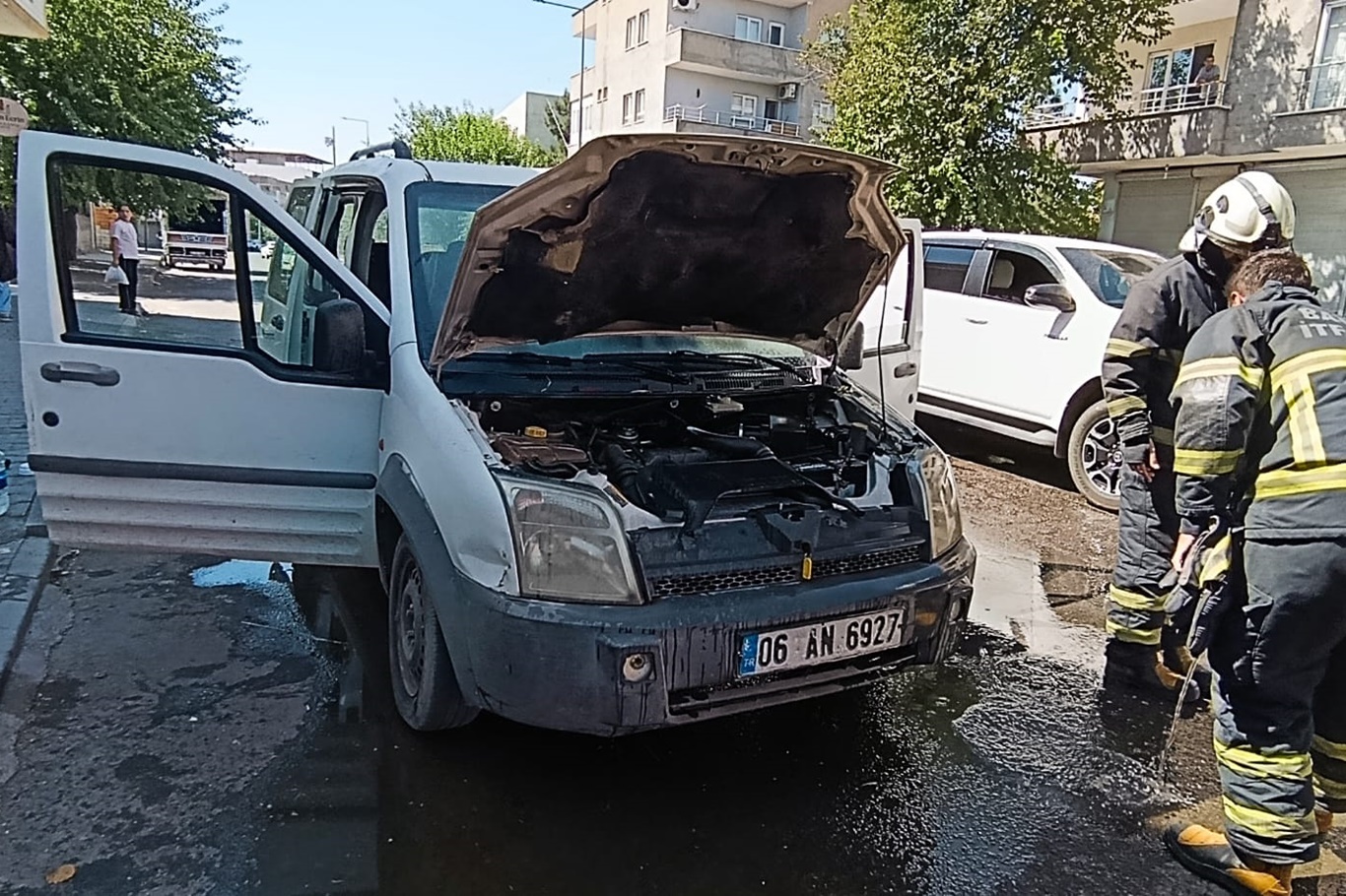 Seyir halindeki araç alev aldı