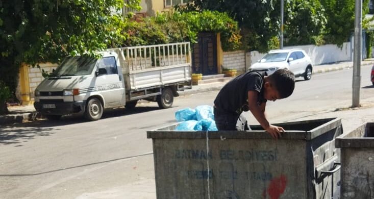 YAŞITLARI OYUNDA, O EKMEK PEŞİNDE