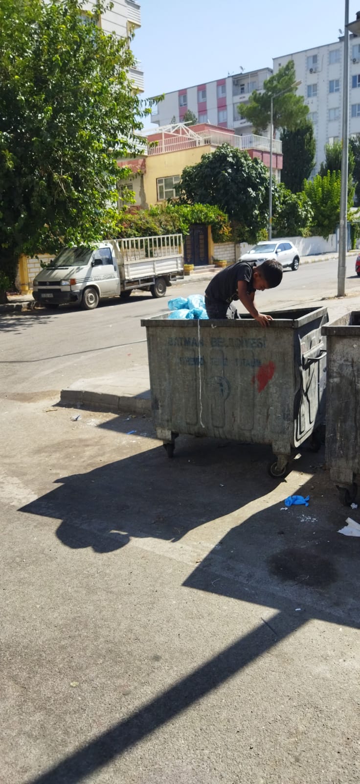 YAŞITLARI OYUNDA, O EKMEK PEŞİNDE