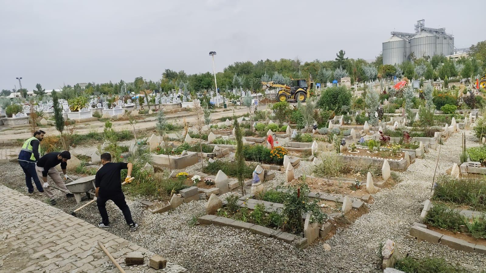 Asri mezarlıkta temizlik çalışması