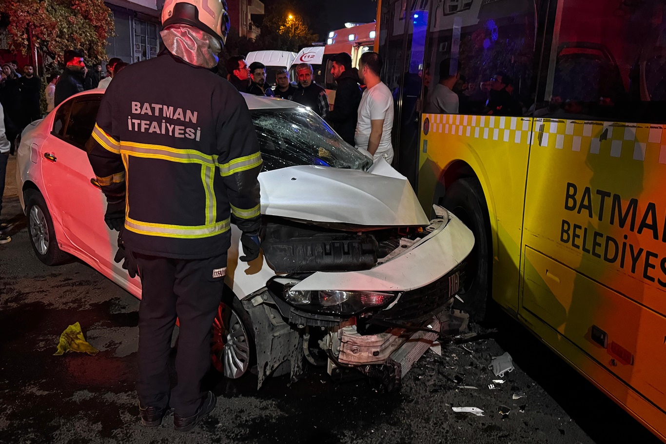 Belediye otobüsüne çarptı: 2 Yaralı