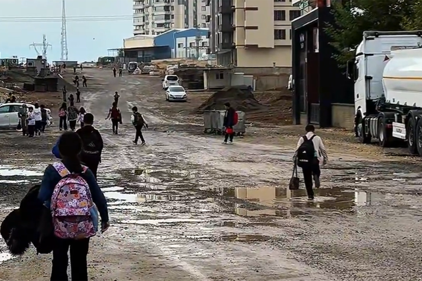 “Çocukları çamurdan kurtaralım”