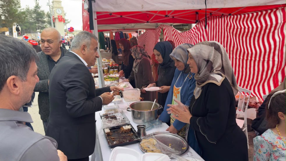 Demirhan, festivalde vatandaşları dinledi