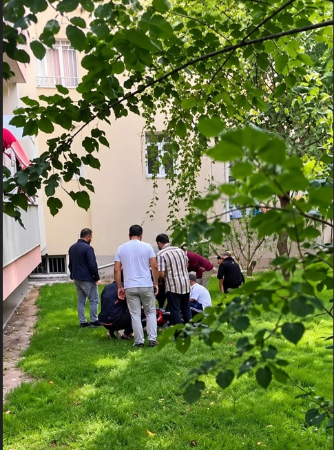 Genç kız ikinci kattan düştü