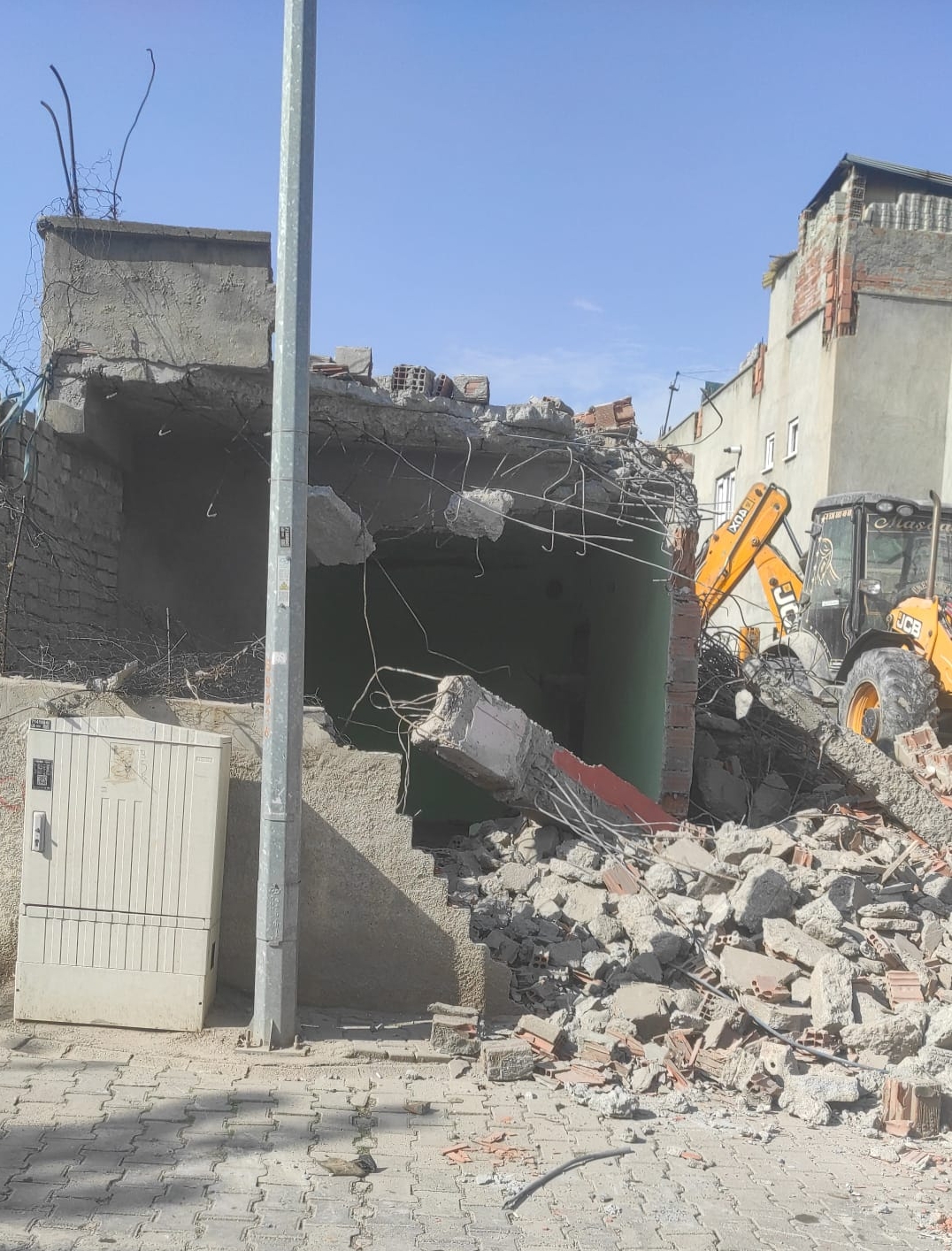 Güvenlik için metruk binalar yıkılıyor