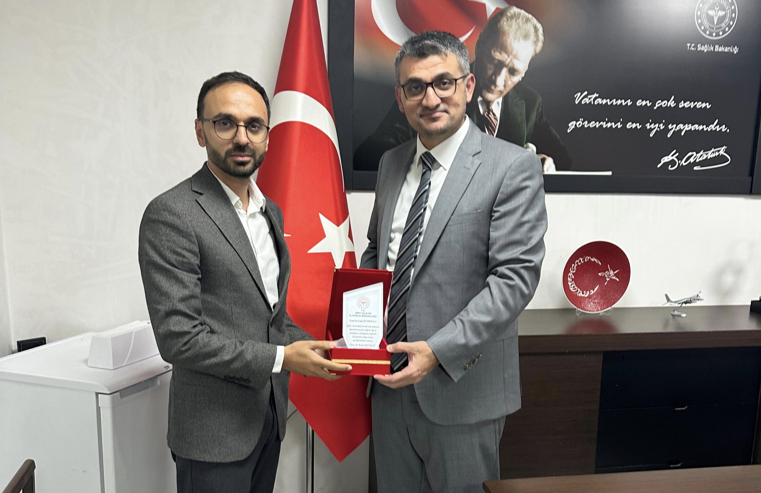 Dr. Gazi Zeydoğlu’na başarı plaketi