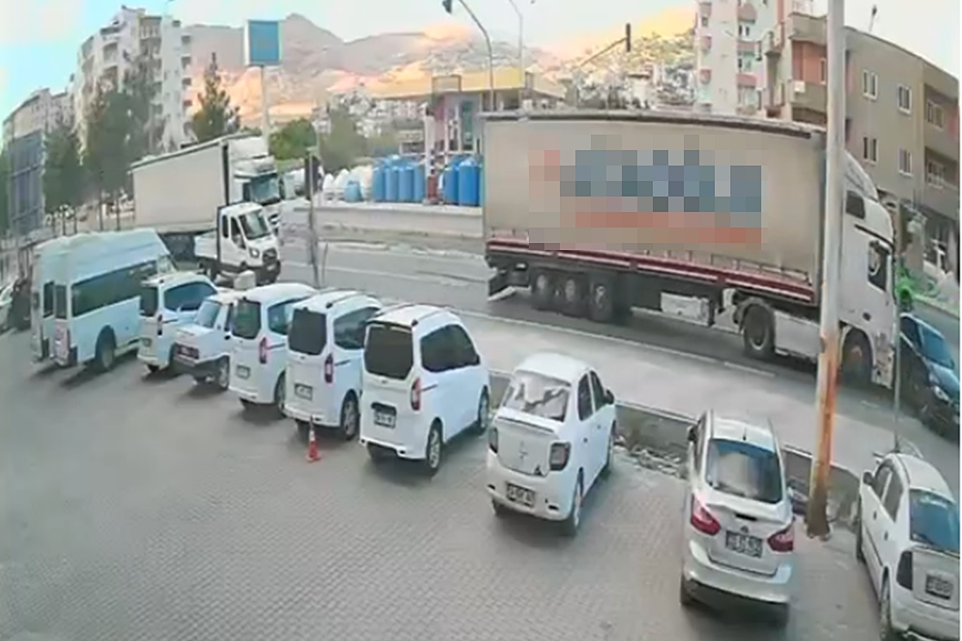 İpek yolunda TIR ile taksi çarpıştı