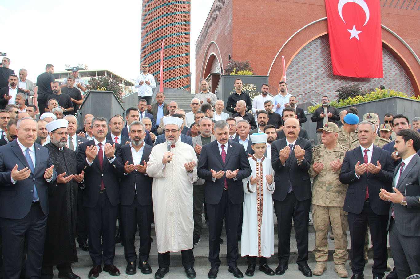 Kardeşlik Camisi’nde ilk namaz