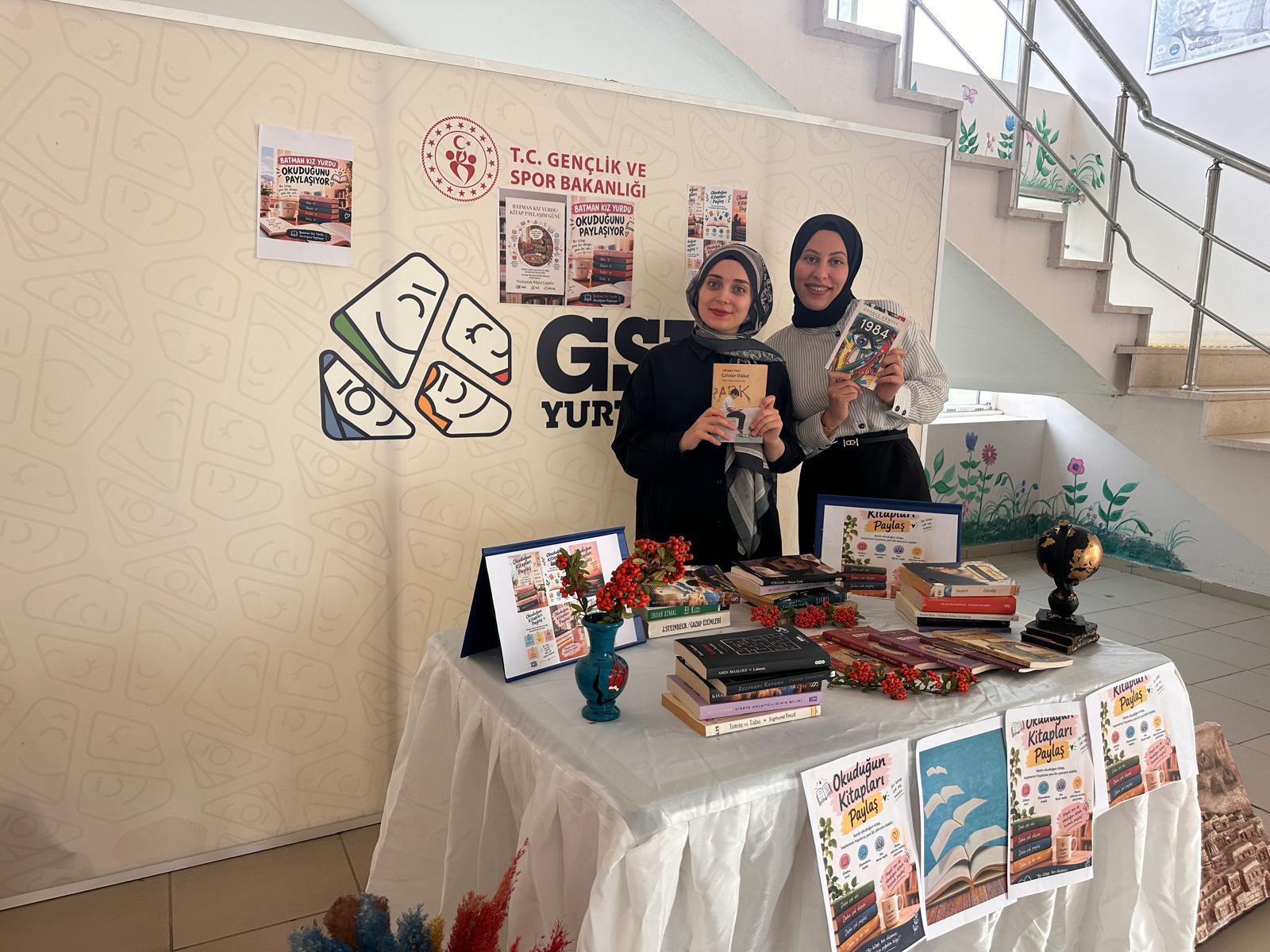 Kız Öğrenci Yurdunda kitap seferberliği