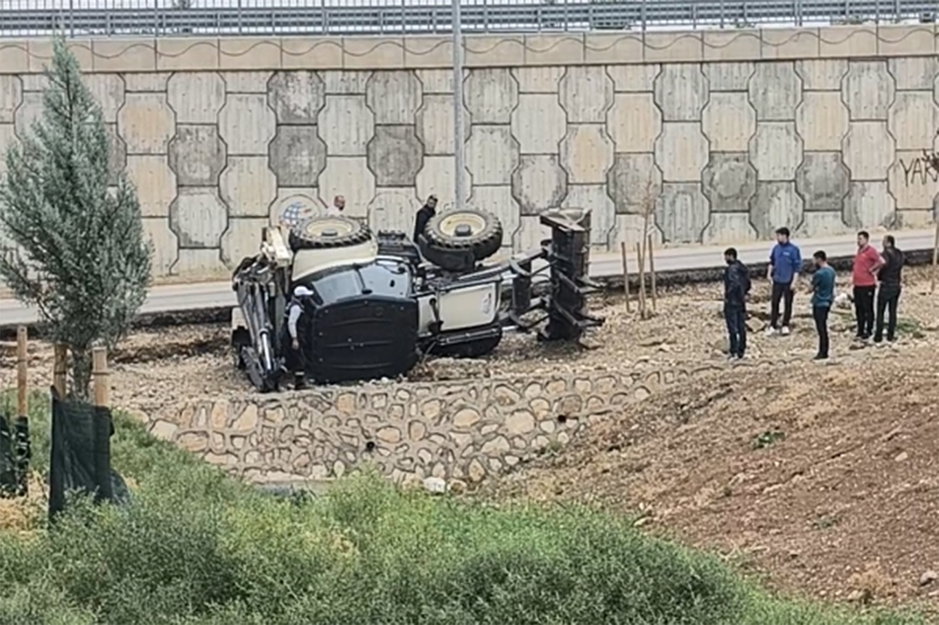 Kontrolden çıkan kepçe devrildi