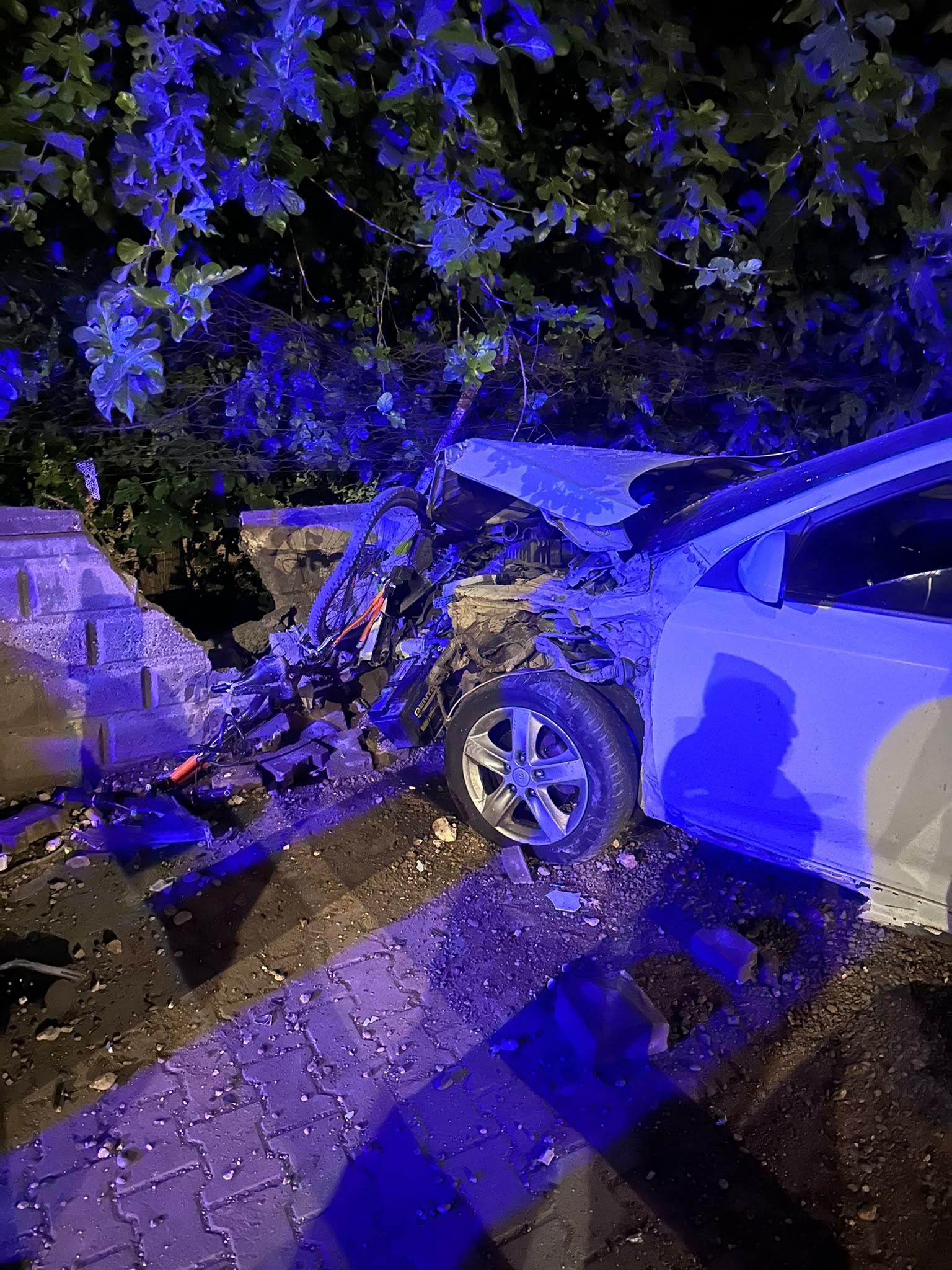 Kontrolden çıkan otomobil duvara çarptı