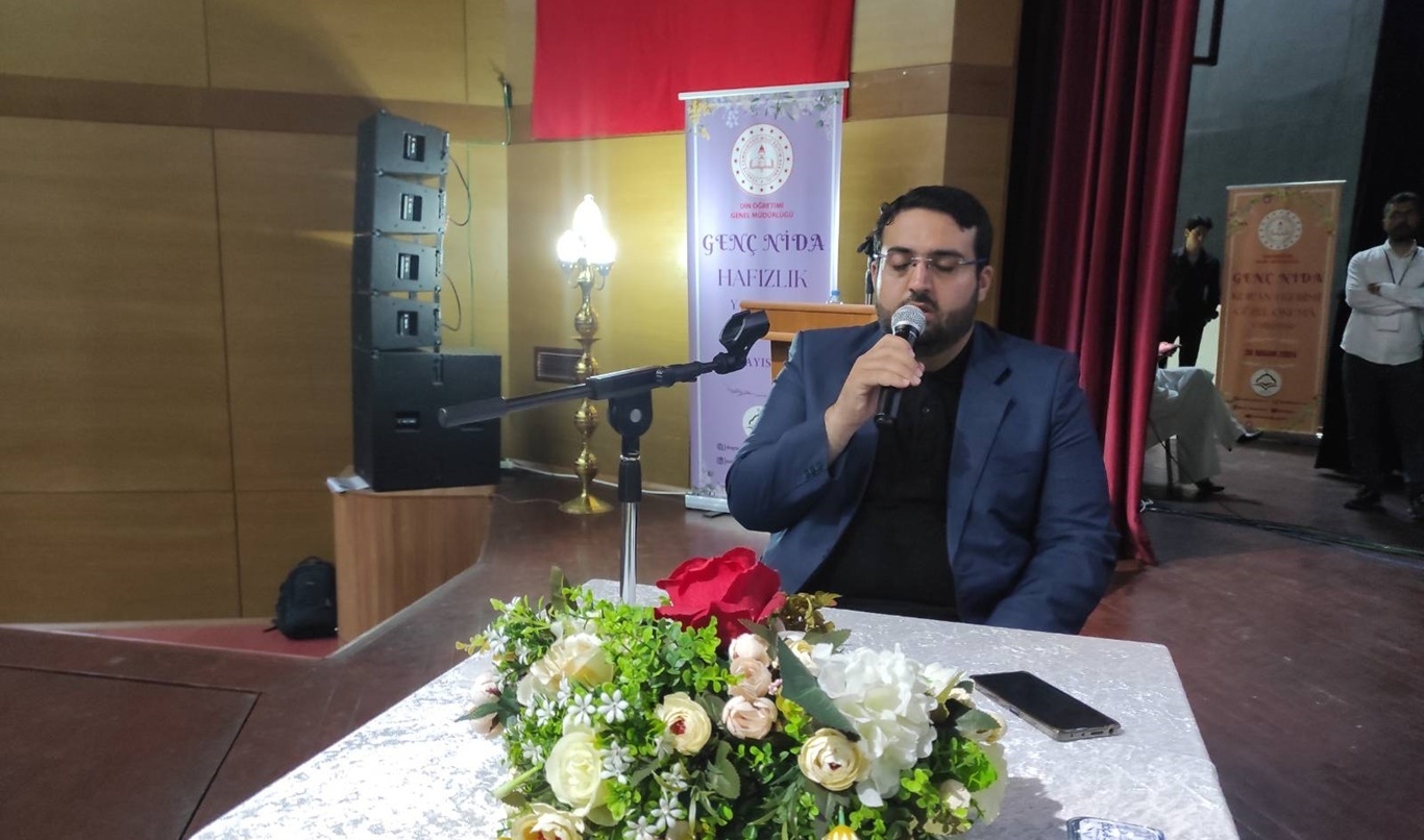 Kur’an’ın sesiyle gönüllere dokunuyor