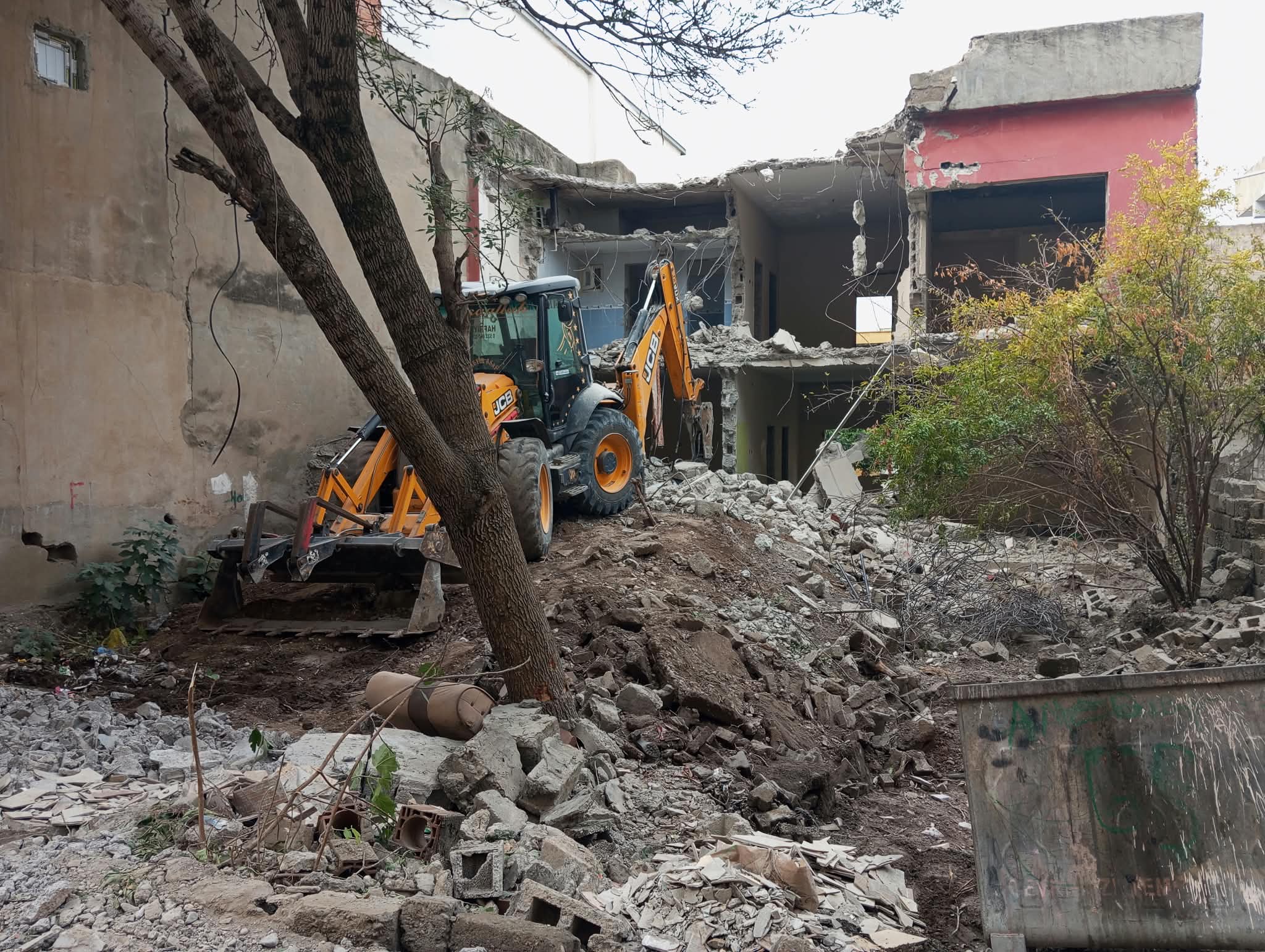 Metruk binalar tek tek yıkılıyor