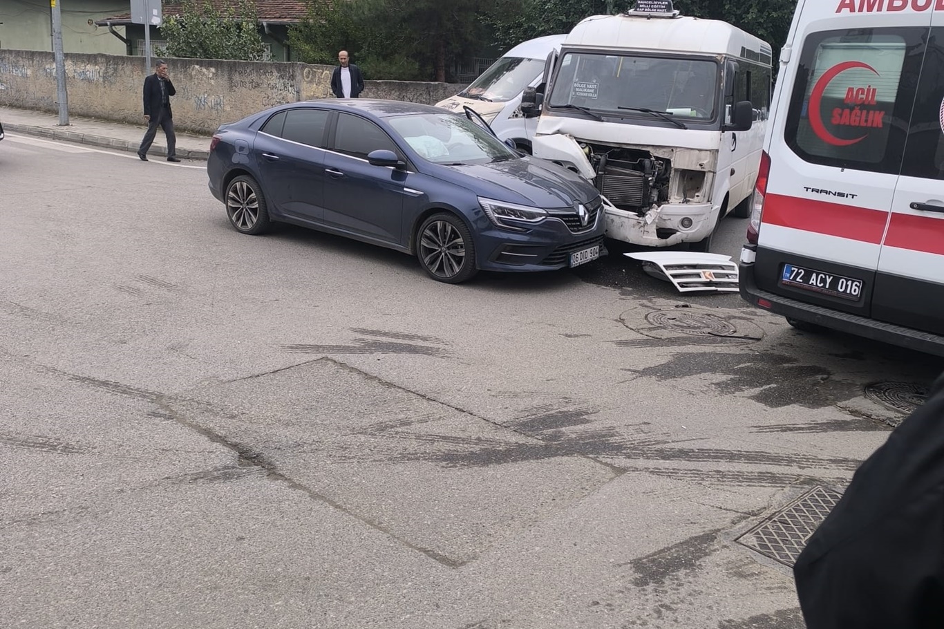 Minibüs ile otomobil çarpıştı