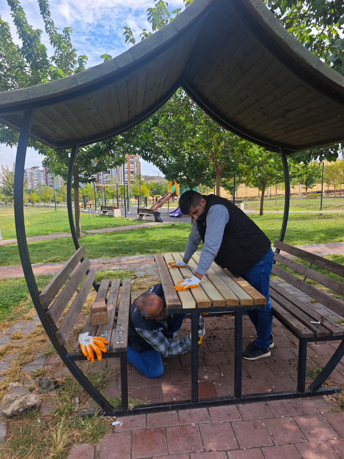 Parklardaki hasarlı ekipmanlar yenileniyor