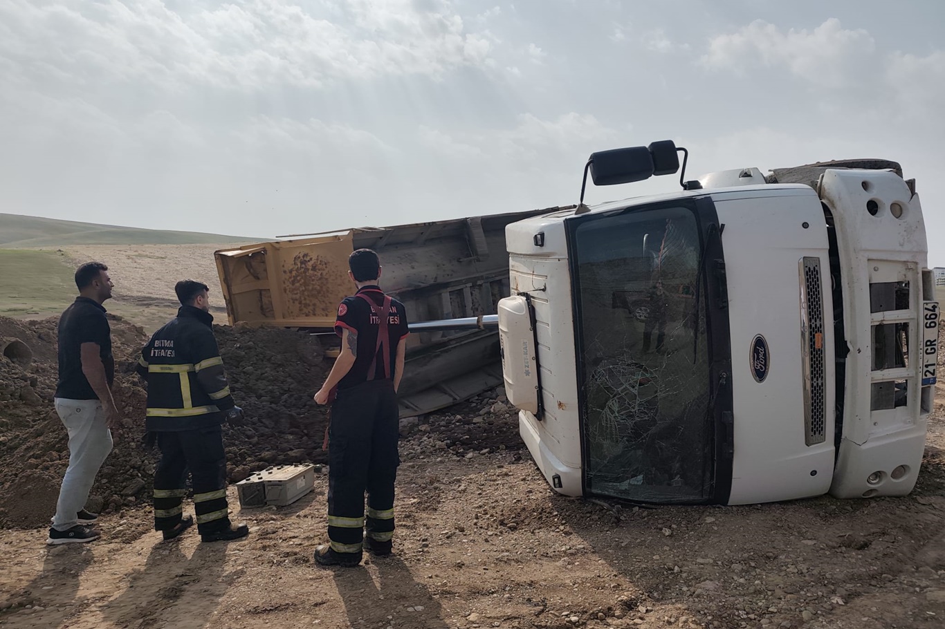 Toprak yüklü tır yan yattı