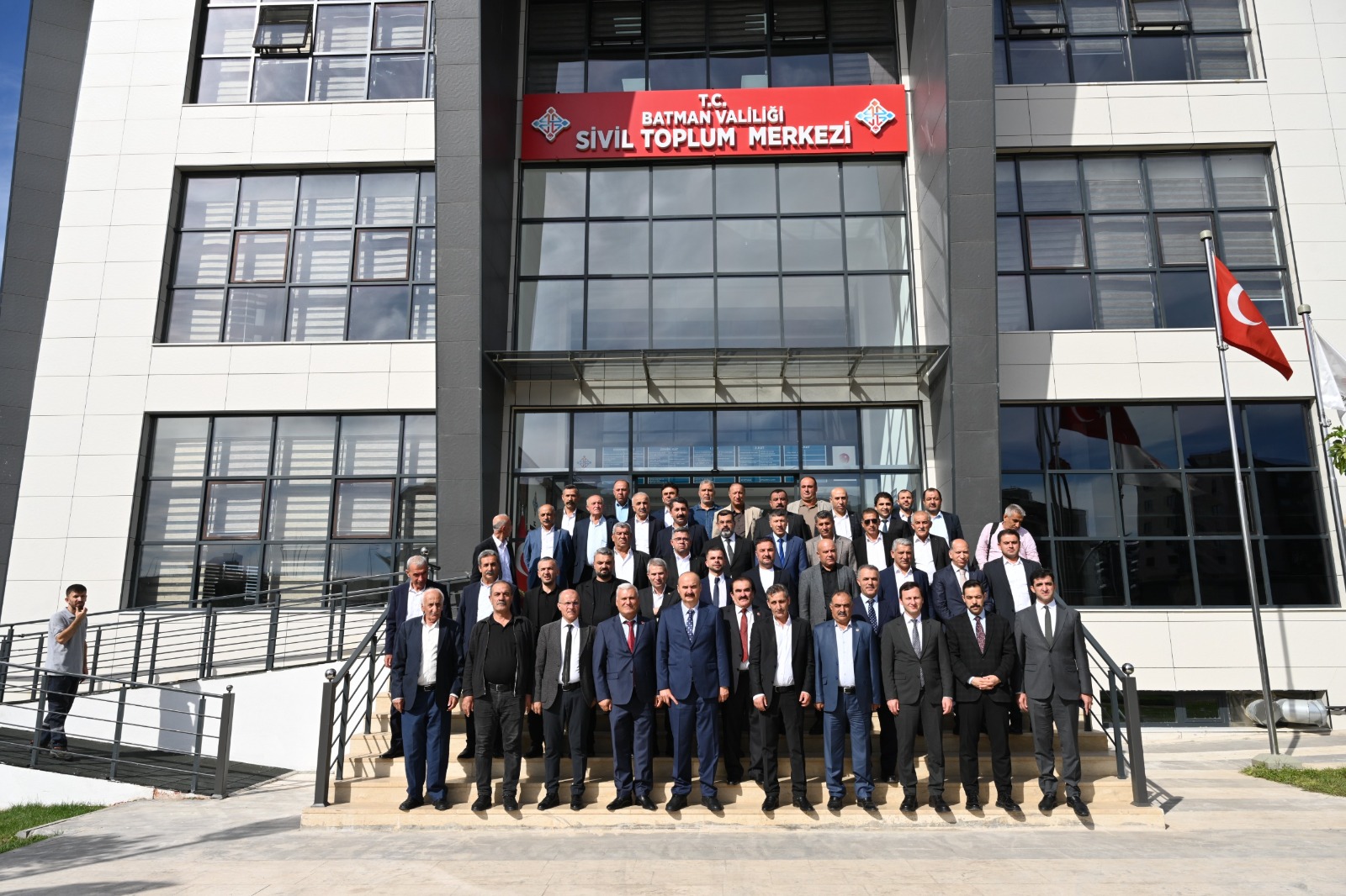 Vali Canalp, muhtarları yalnız bırakmadı