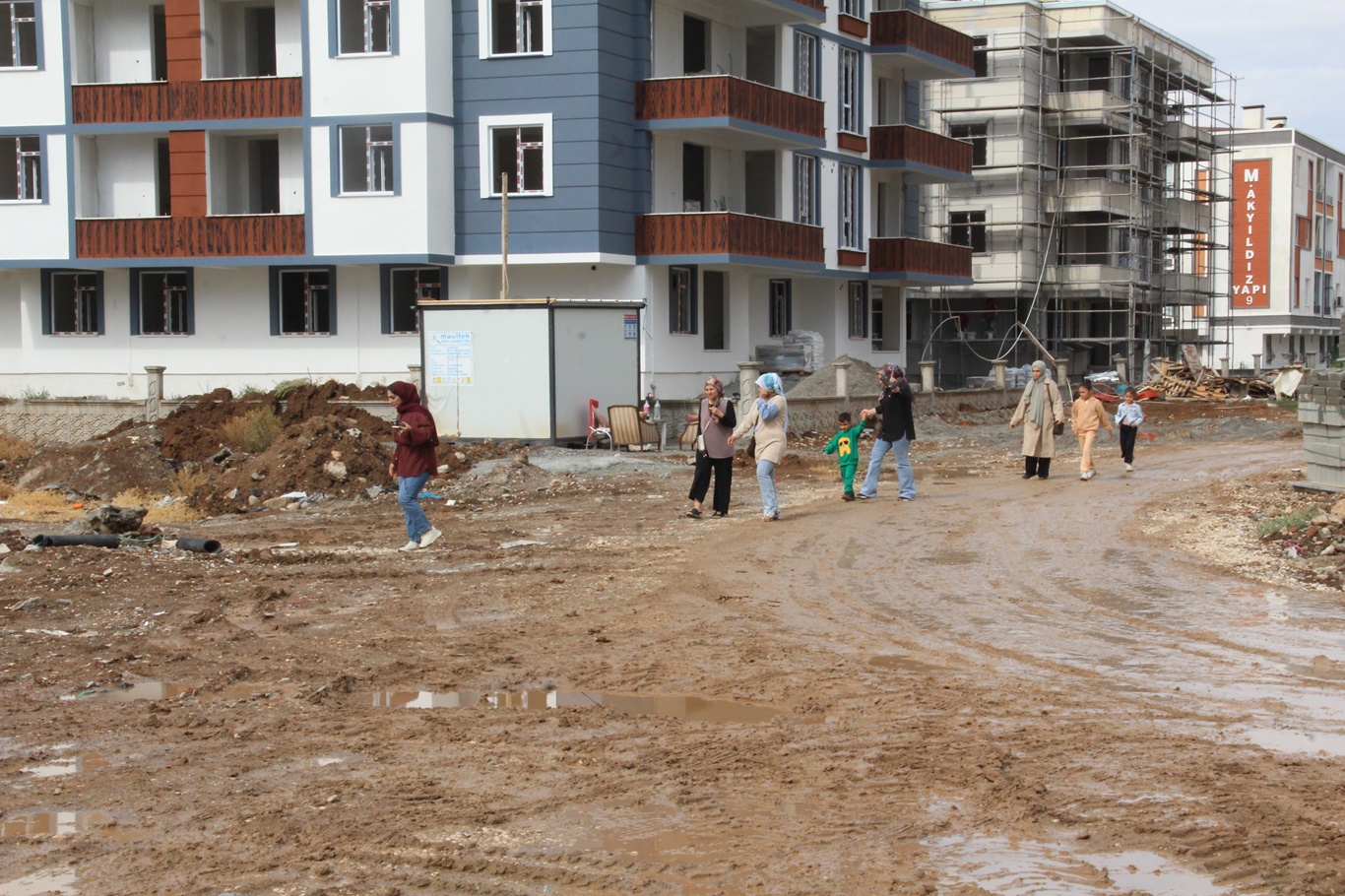 Yağmur yağdı, yollar çamura gömüldü