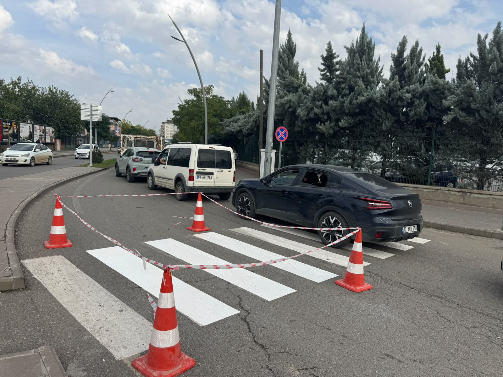 Yol çizgileri ve trafik levhaları yenileniyor