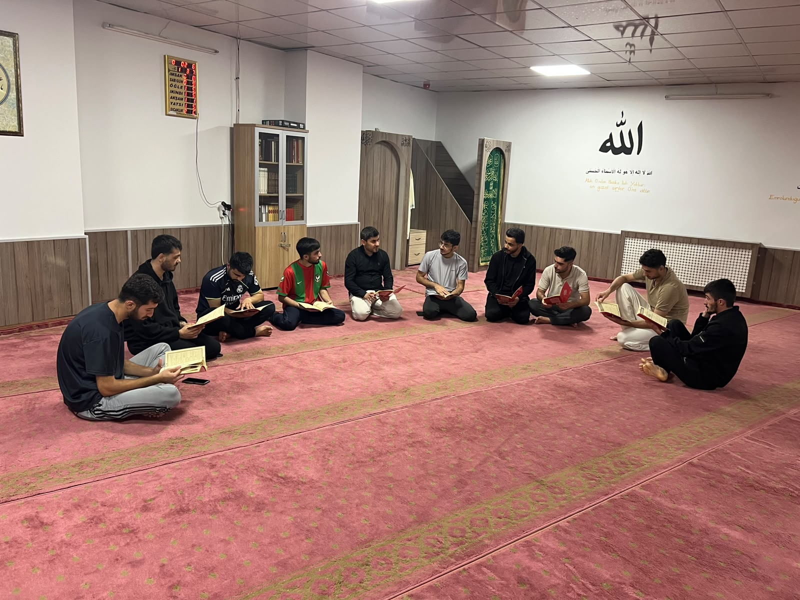 Yurt öğrencileri Kur’an-ı Kerim öğreniyor