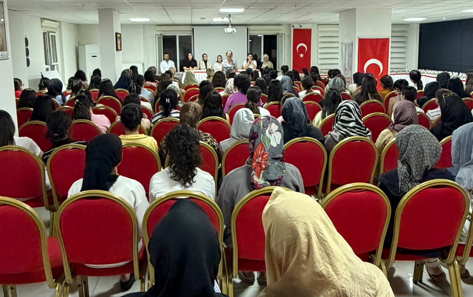 Yurtta öğrencilere uyum toplantısı